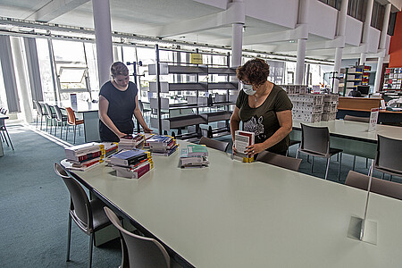 A la bibliothèque de recherche juridique de l’Escarpe, Séverine Dister et Béatrice Debrie reprennent notamment leurs activités de rangement des ouvrages empruntés avant le confinement.