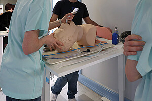 Des étudiants s'exercent à l'intubation. Crédit : Unisimes.